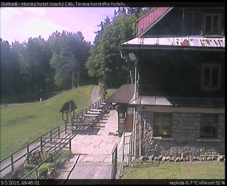 SkiAreál - Horský hotel Vsacký Cáb - Terasa horského hotelu - 9.5.2025 v 09:45 SkiAreál - Horský hotel Vsacký Cáb - Terasa horského hotelu - 9.5.2025 v 09:45