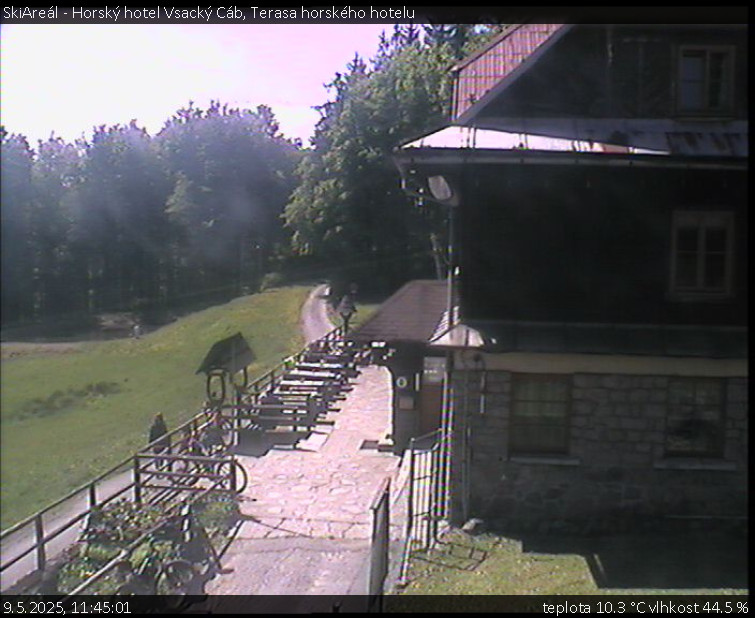 SkiAreál - Horský hotel Vsacký Cáb - Terasa horského hotelu - 9.5.2025 v 11:45 SkiAreál - Horský hotel Vsacký Cáb - Terasa horského hotelu - 9.5.2025 v 11:45