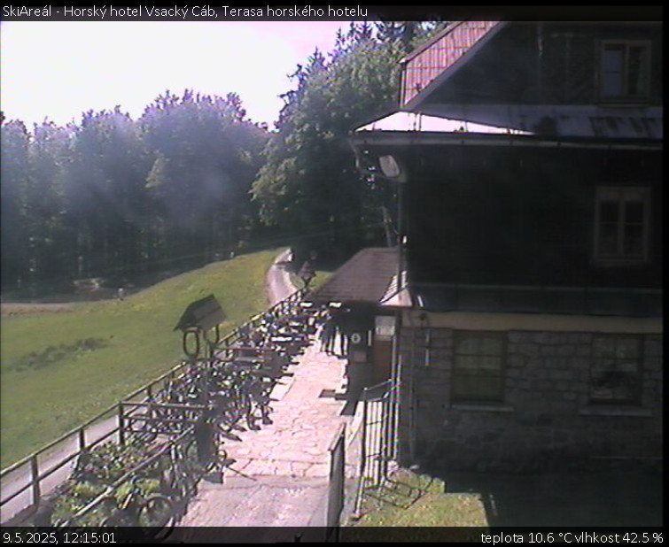 SkiAreál - Horský hotel Vsacký Cáb - Terasa horského hotelu - 9.5.2025 v 12:15 SkiAreál - Horský hotel Vsacký Cáb - Terasa horského hotelu - 9.5.2025 v 12:15