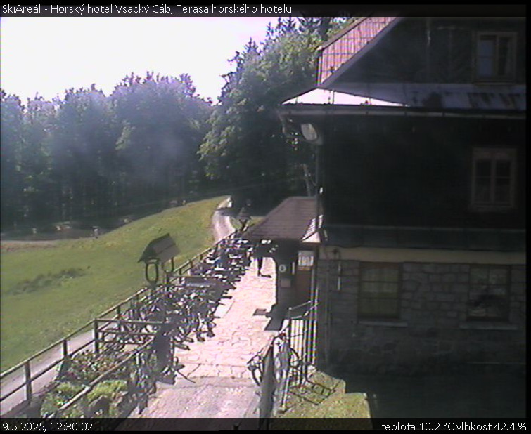 SkiAreál - Horský hotel Vsacký Cáb - Terasa horského hotelu - 9.5.2025 v 12:30 SkiAreál - Horský hotel Vsacký Cáb - Terasa horského hotelu - 9.5.2025 v 12:30