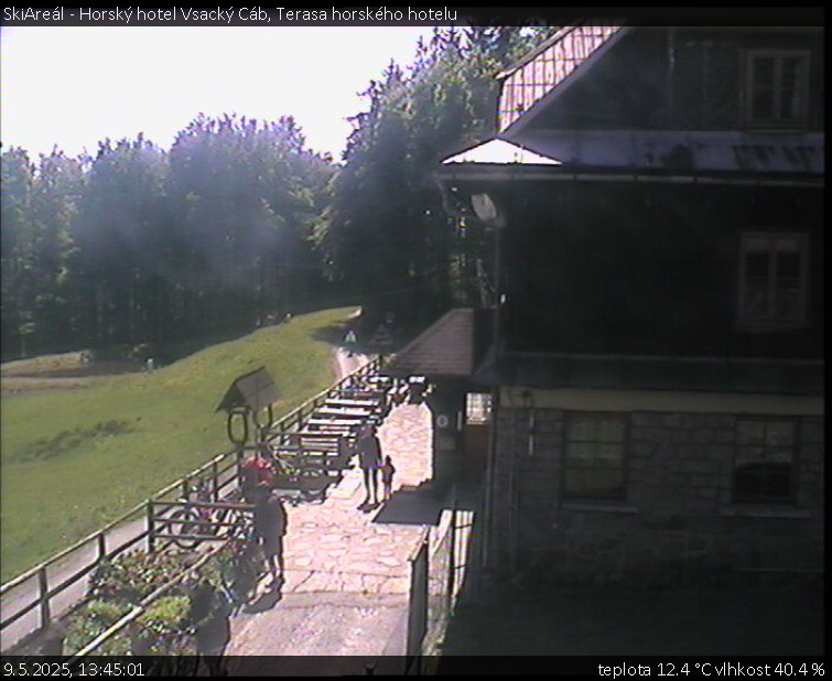 SkiAreál - Horský hotel Vsacký Cáb - Terasa horského hotelu - 9.5.2025 v 13:45 SkiAreál - Horský hotel Vsacký Cáb - Terasa horského hotelu - 9.5.2025 v 13:45