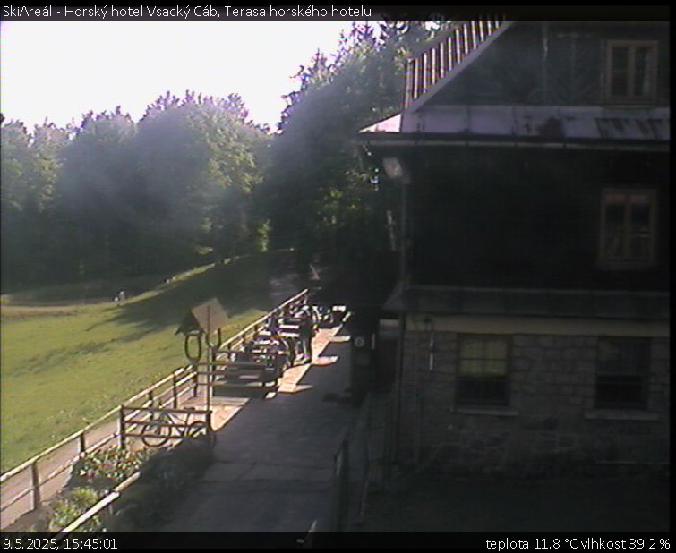 SkiAreál - Horský hotel Vsacký Cáb - Terasa horského hotelu - 9.5.2025 v 15:45 SkiAreál - Horský hotel Vsacký Cáb - Terasa horského hotelu - 9.5.2025 v 15:45