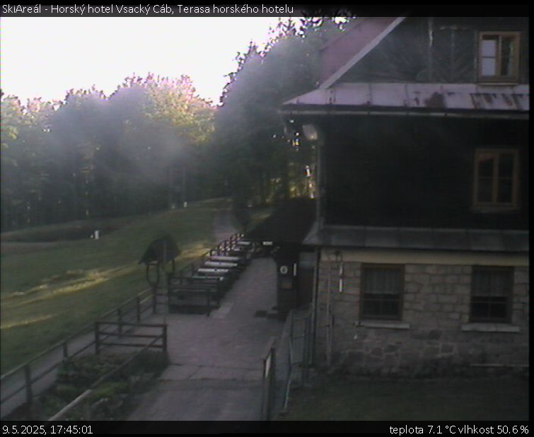 SkiAreál - Horský hotel Vsacký Cáb - Terasa horského hotelu - 9.5.2025 v 17:45 SkiAreál - Horský hotel Vsacký Cáb - Terasa horského hotelu - 9.5.2025 v 17:45
