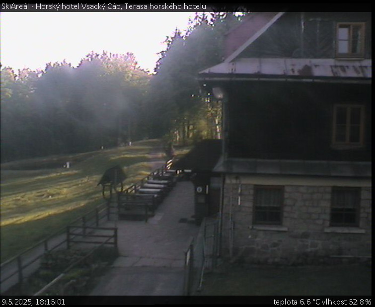 SkiAreál - Horský hotel Vsacký Cáb - Terasa horského hotelu - 9.5.2025 v 18:15 SkiAreál - Horský hotel Vsacký Cáb - Terasa horského hotelu - 9.5.2025 v 18:15