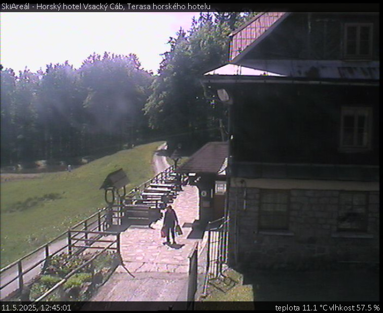SkiAreál - Horský hotel Vsacký Cáb - Terasa horského hotelu - 11.5.2025 v 12:45 SkiAreál - Horský hotel Vsacký Cáb - Terasa horského hotelu - 11.5.2025 v 12:45