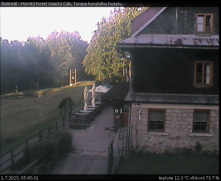 SkiAreál - Horský hotel Vsacký Cáb - Terasa horského hotelu - 1.7.2025 v 05:45 SkiAreál - Horský hotel Vsacký Cáb - Terasa horského hotelu - 1.7.2025 v 05:45