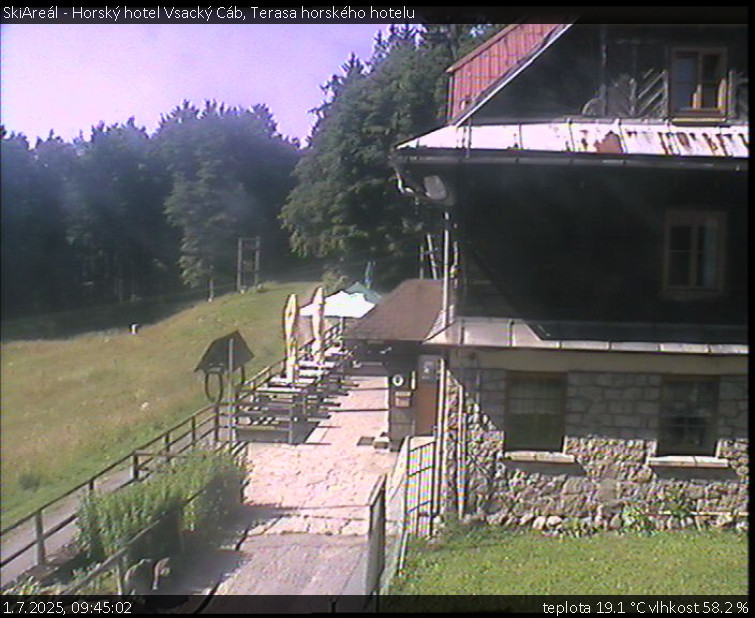 SkiAreál - Horský hotel Vsacký Cáb - Terasa horského hotelu - 1.7.2025 v 09:45 SkiAreál - Horský hotel Vsacký Cáb - Terasa horského hotelu - 1.7.2025 v 09:45