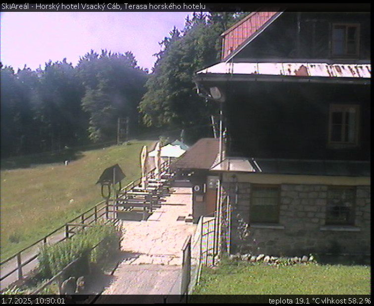 SkiAreál - Horský hotel Vsacký Cáb - Terasa horského hotelu - 1.7.2025 v 10:30 SkiAreál - Horský hotel Vsacký Cáb - Terasa horského hotelu - 1.7.2025 v 10:30