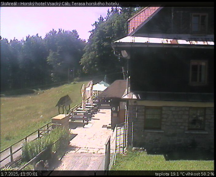 SkiAreál - Horský hotel Vsacký Cáb - Terasa horského hotelu - 1.7.2025 v 11:30 SkiAreál - Horský hotel Vsacký Cáb - Terasa horského hotelu - 1.7.2025 v 11:30