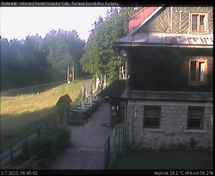 SkiAreál - Horský hotel Vsacký Cáb - Terasa horského hotelu - 3.7.2025 v 06:45