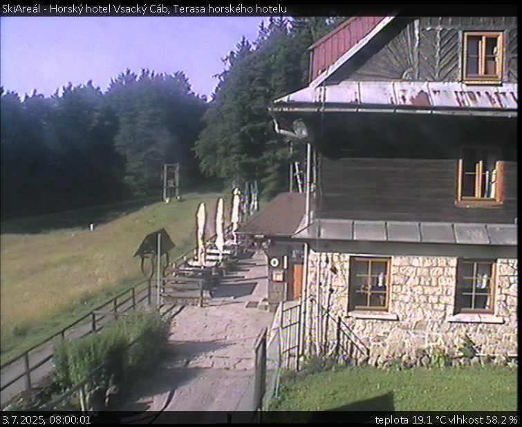 SkiAreál - Horský hotel Vsacký Cáb - Terasa horského hotelu - 3.7.2025 v 08:00