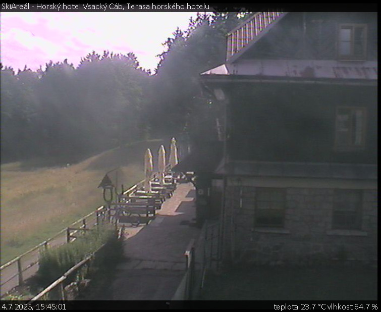 SkiAreál - Horský hotel Vsacký Cáb - Terasa horského hotelu - 4.7.2025 v 15:45 SkiAreál - Horský hotel Vsacký Cáb - Terasa horského hotelu - 4.7.2025 v 15:45