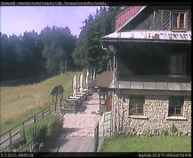 SkiAreál - Horský hotel Vsacký Cáb - Terasa horského hotelu - 5.7.2025 v 09:00 SkiAreál - Horský hotel Vsacký Cáb - Terasa horského hotelu - 5.7.2025 v 09:00