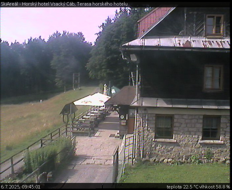 SkiAreál - Horský hotel Vsacký Cáb - Terasa horského hotelu - 6.7.2025 v 09:45 SkiAreál - Horský hotel Vsacký Cáb - Terasa horského hotelu - 6.7.2025 v 09:45