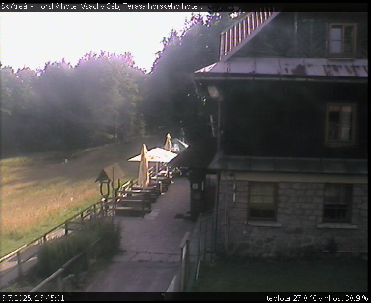 SkiAreál - Horský hotel Vsacký Cáb - Terasa horského hotelu - 6.7.2025 v 16:45 SkiAreál - Horský hotel Vsacký Cáb - Terasa horského hotelu - 6.7.2025 v 16:45