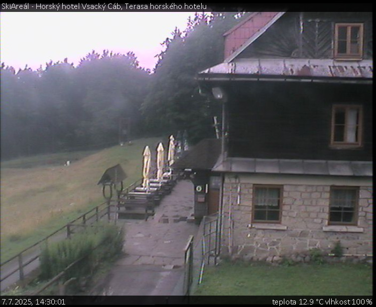 SkiAreál - Horský hotel Vsacký Cáb - Terasa horského hotelu - 7.7.2025 v 14:30 SkiAreál - Horský hotel Vsacký Cáb - Terasa horského hotelu - 7.7.2025 v 14:30