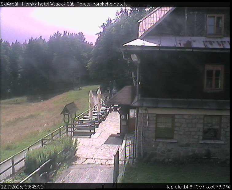 SkiAreál - Horský hotel Vsacký Cáb - Terasa horského hotelu - 12.7.2025 v 13:45 SkiAreál - Horský hotel Vsacký Cáb - Terasa horského hotelu - 12.7.2025 v 13:45