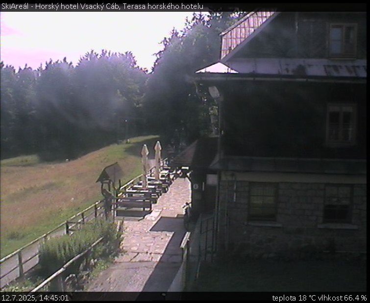 SkiAreál - Horský hotel Vsacký Cáb - Terasa horského hotelu - 12.7.2025 v 14:45 SkiAreál - Horský hotel Vsacký Cáb - Terasa horského hotelu - 12.7.2025 v 14:45
