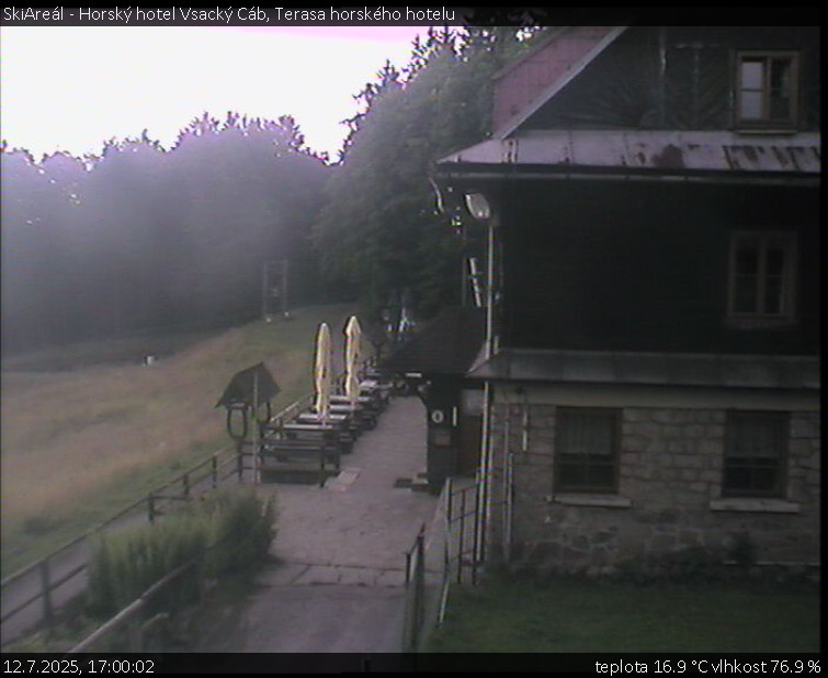 SkiAreál - Horský hotel Vsacký Cáb - Terasa horského hotelu - 12.7.2025 v 17:00