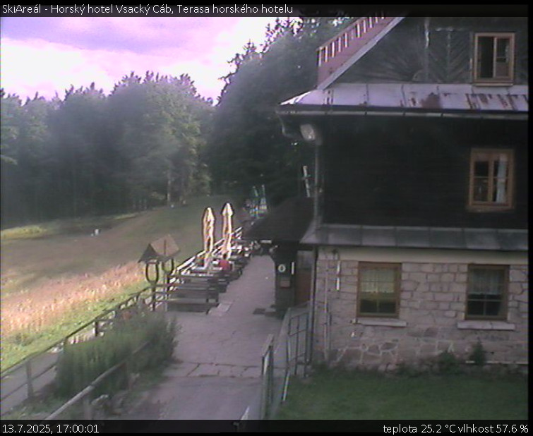 SkiAreál - Horský hotel Vsacký Cáb - Terasa horského hotelu - 13.7.2025 v 17:00 SkiAreál - Horský hotel Vsacký Cáb - Terasa horského hotelu - 13.7.2025 v 17:00