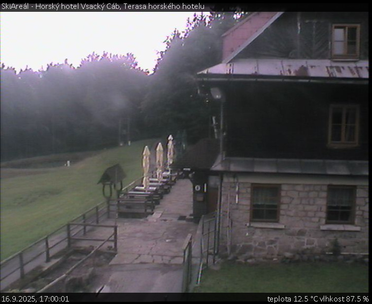 SkiAreál - Horský hotel Vsacký Cáb - Terasa horského hotelu - 16.9.2025 v 17:00