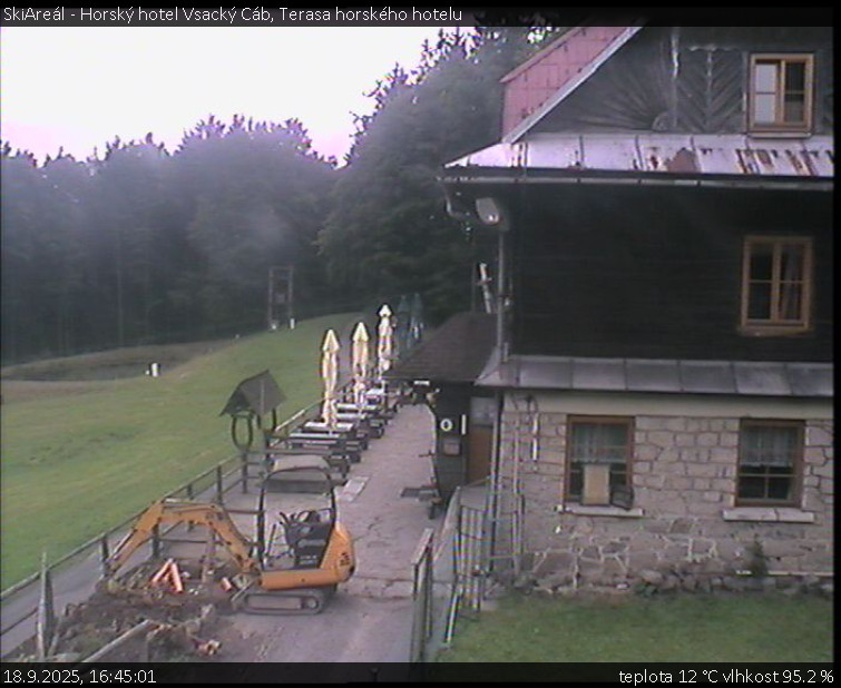 SkiAreál - Horský hotel Vsacký Cáb - Terasa horského hotelu - 18.9.2025 v 16:45 SkiAreál - Horský hotel Vsacký Cáb - Terasa horského hotelu - 18.9.2025 v 16:45