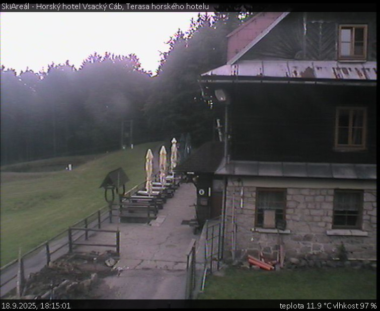 SkiAreál - Horský hotel Vsacký Cáb - Terasa horského hotelu - 18.9.2025 v 18:15