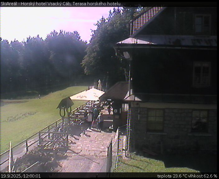 SkiAreál - Horský hotel Vsacký Cáb - Terasa horského hotelu - 19.9.2025 v 12:00