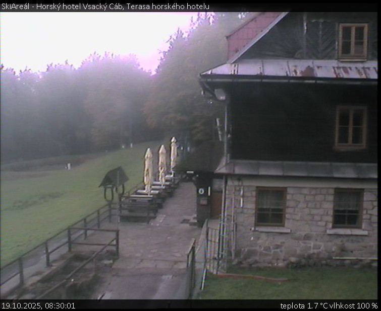 SkiAreál - Horský hotel Vsacký Cáb - Terasa horského hotelu - 19.10.2025 v 08:30 SkiAreál - Horský hotel Vsacký Cáb - Terasa horského hotelu - 19.10.2025 v 08:30