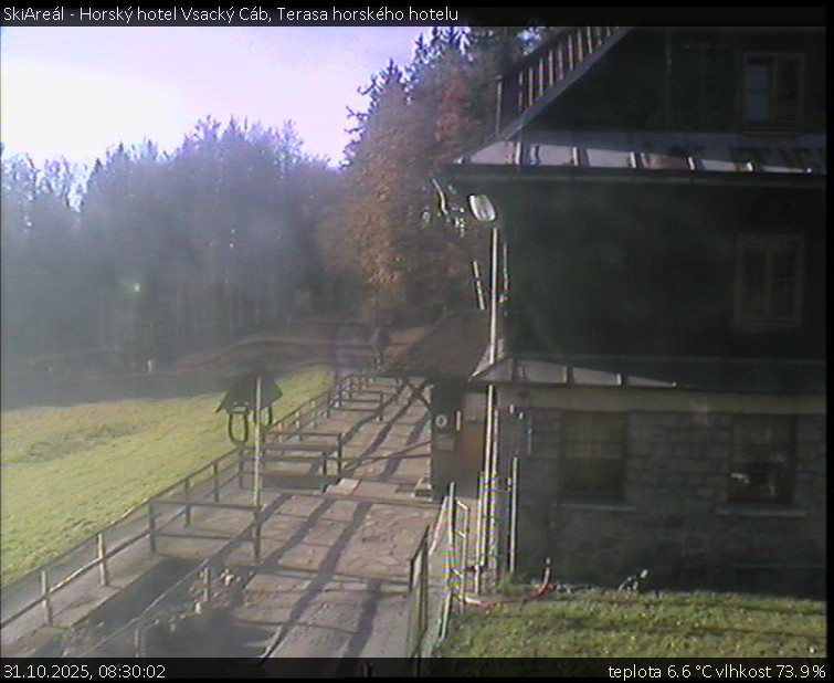 SkiAreál - Horský hotel Vsacký Cáb - Terasa horského hotelu - 31.10.2025 v 08:30 SkiAreál - Horský hotel Vsacký Cáb - Terasa horského hotelu - 31.10.2025 v 08:30