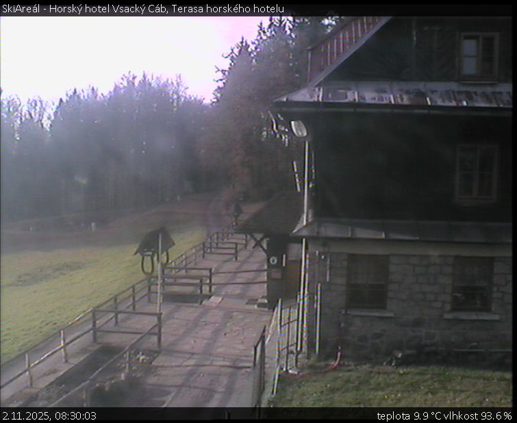 SkiAreál - Horský hotel Vsacký Cáb - Terasa horského hotelu - 2.11.2025 v 08:30 SkiAreál - Horský hotel Vsacký Cáb - Terasa horského hotelu - 2.11.2025 v 08:30