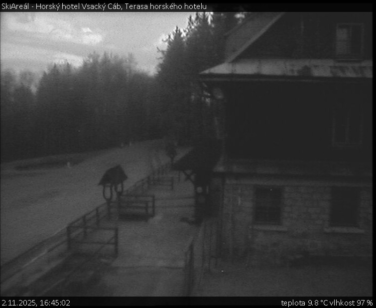 SkiAreál - Horský hotel Vsacký Cáb - Terasa horského hotelu - 2.11.2025 v 16:45