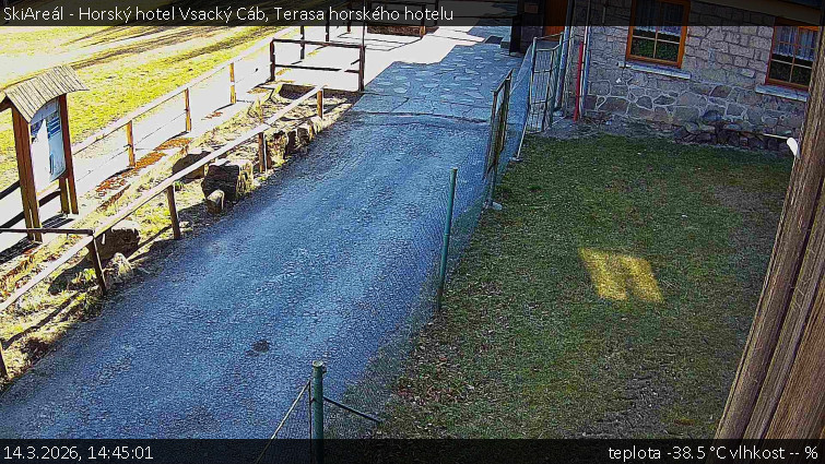 SkiAreál - Horský hotel Vsacký Cáb - Terasa horského hotelu - 14.3.2026 v 14:45