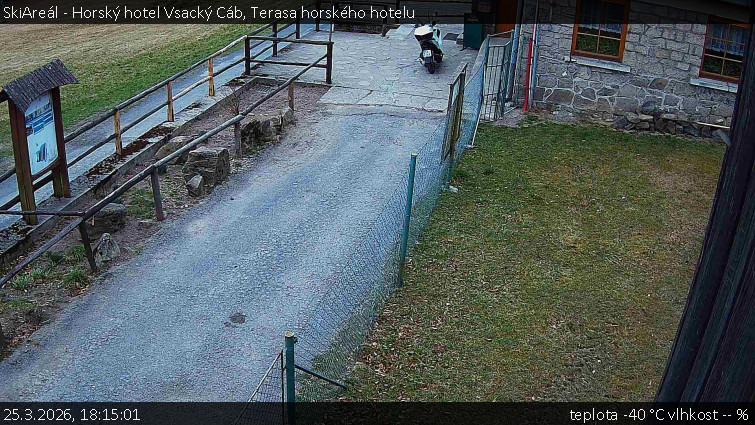 SkiAreál - Horský hotel Vsacký Cáb - Terasa horského hotelu - 25.3.2026 v 18:15