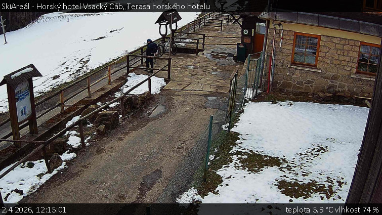 SkiAreál - Horský hotel Vsacký Cáb - Terasa horského hotelu - 2.4.2026 v 12:15