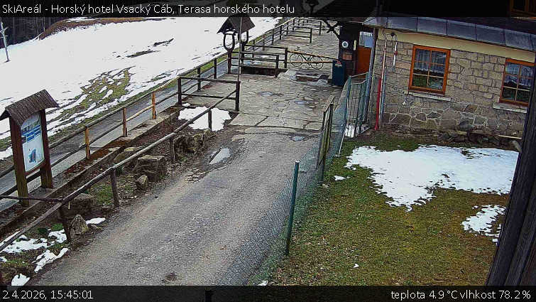 SkiAreál - Horský hotel Vsacký Cáb - Terasa horského hotelu - 2.4.2026 v 15:45