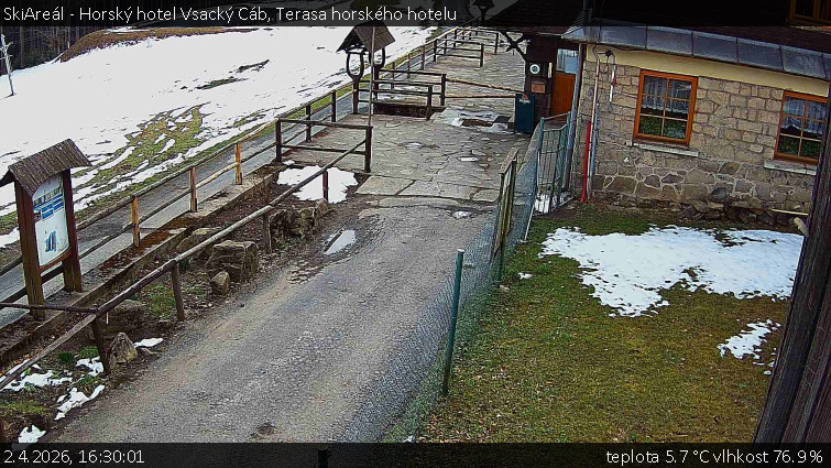 SkiAreál - Horský hotel Vsacký Cáb - Terasa horského hotelu - 2.4.2026 v 16:30
