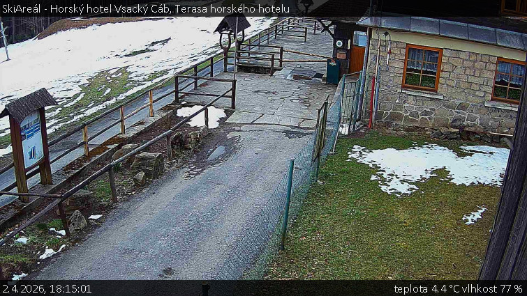 SkiAreál - Horský hotel Vsacký Cáb - Terasa horského hotelu - 2.4.2026 v 18:15
