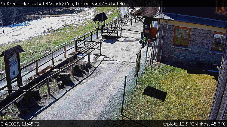 SkiAreál - Horský hotel Vsacký Cáb - Terasa horského hotelu - 3.4.2026 v 11:45