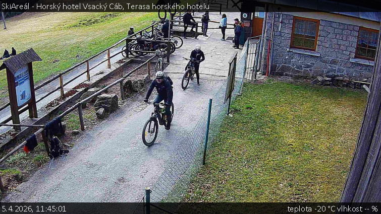 SkiAreál - Horský hotel Vsacký Cáb - Terasa horského hotelu - 5.4.2026 v 11:45