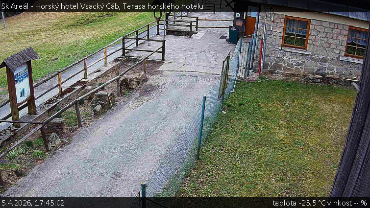SkiAreál - Horský hotel Vsacký Cáb - Terasa horského hotelu - 5.4.2026 v 17:45