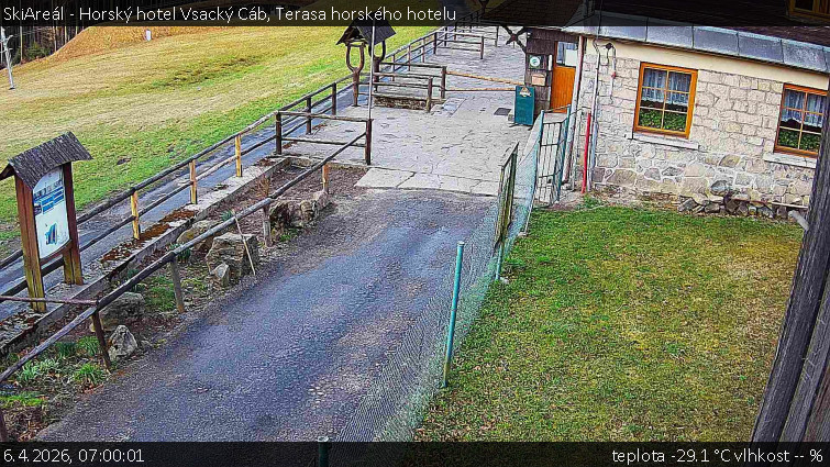 SkiAreál - Horský hotel Vsacký Cáb - Terasa horského hotelu - 6.4.2026 v 07:00