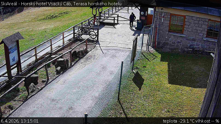 SkiAreál - Horský hotel Vsacký Cáb - Terasa horského hotelu - 6.4.2026 v 13:15