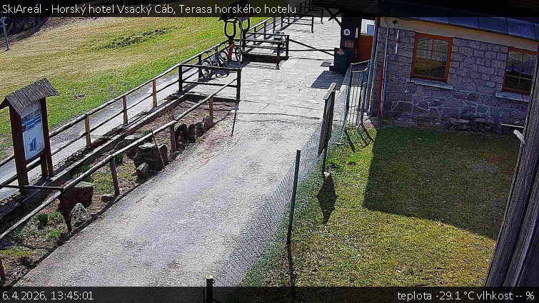 SkiAreál - Horský hotel Vsacký Cáb - Terasa horského hotelu - 6.4.2026 v 13:45