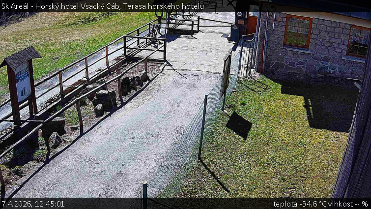 SkiAreál - Horský hotel Vsacký Cáb - Terasa horského hotelu - 7.4.2026 v 12:45