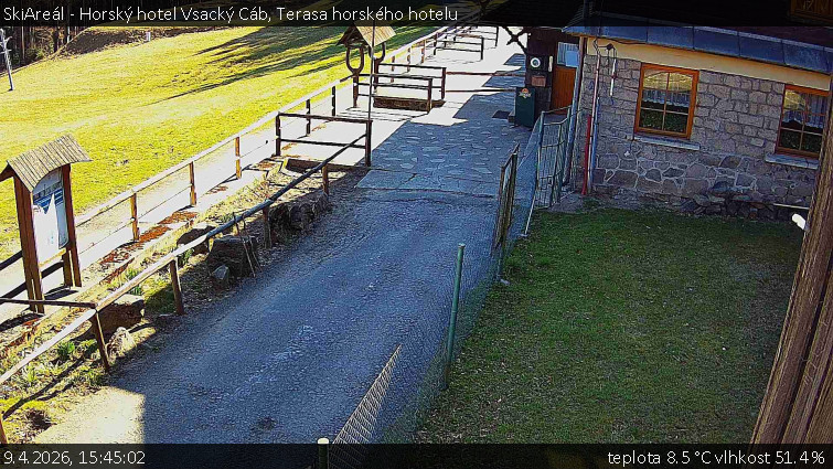 SkiAreál - Horský hotel Vsacký Cáb - Terasa horského hotelu - 9.4.2026 v 15:45
