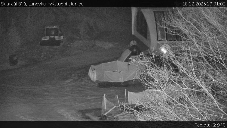 Skiareál Bílá - Lanovka - výstupní stanice - 18.12.2025 v 19:01