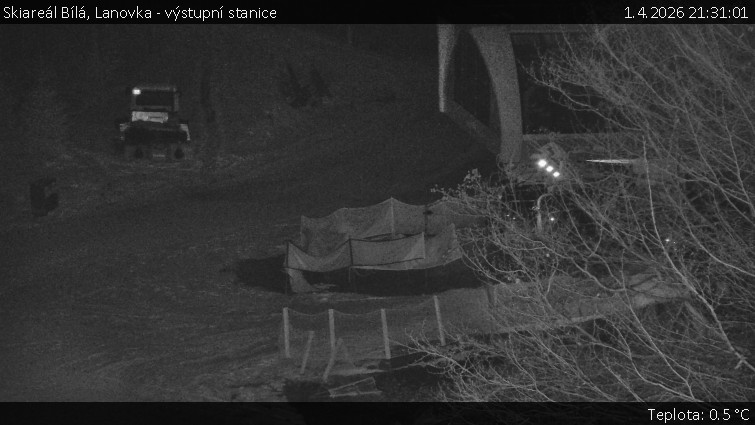 Skiareál Bílá - Lanovka - výstupní stanice - 1.4.2026 v 21:31