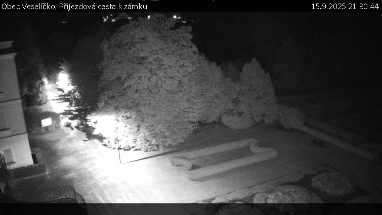 Obec Veselíčko - Příjezdová cesta k zámku - 15.9.2025 v 21:30 Obec Veselíčko - Příjezdová cesta k zámku - 15.9.2025 v 21:30