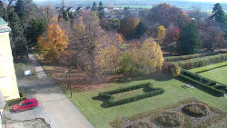 Příjezdová cesta k zámku